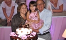 La cumpleañera junto a sus abuelos paternos Cholo López Pintos y Yolanda Connio