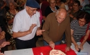  Momento de cortar la torta junto a su amigo Antonio Boero