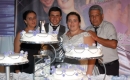 O feliz casal com os pais da noiva, Aracy dos Santos e Ivoney Barbosa