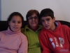   La abuela junto a sus 2 nietos Lucasy Melany