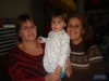 “Lupe” posa para la foto con las abuelas ,Amparo y Wilma