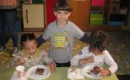 Martín y sus amigos entretenidos comiendo la torta 