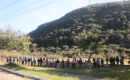 Alunos da Escola Hector Acosta e Escola Infantil Carina abraçaram o Cerro do Registro. FOTOS: VIVIANE TELLES/AP