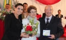 Paulo Righi e esposa receberam a medalha Antônio José de Menezes da vereadora Tatiane Marfetan