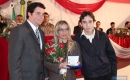 Carmen Llaguno, com o filho, recebeu a medalha Carlos Cavaco das mãos do vereador Mauricio Del Fabro