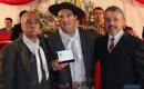 Juliano Moreno, acompanhado do pai, Rui Rodrigues, recebeu a medalha Carlos Cavaco das mãos do vereador Dagberto Reis