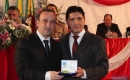 Representando o jornalista Kenny Braga, o diretor de A Plateia e rádio RCC FM, Kamal Badra, recebeu a medalha Carlos Cavaco do vereador Danúbio Barcellos