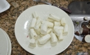 3º: Cozinhar a mandioca com água e sal por 5 minutos, antes de misturá-la à carne