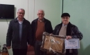 Fernando Bueno Pires, Luigy Lopes Rodrigues e o jurado José Guerra Mendina, com o certificado e a lembrança recebida pela atuação como julgador da feira