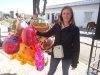 Claudia Lopez, 38 anos de idade, é vendedora autônoma e aproveitou o feriado para aumentar a renda familiar, vendendo balões. “Todos os anos eu trabalho nestas datas festivas e felizmente o resultado tem sido muito bom”. 