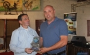 Teomar Muller, da Agrosoja Santana, recebe reconhecimento do  presidente da Rural, Luiz Claudio Andrade