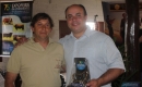 Mauro Gonçalves, da Cabanha Cerro Alto (ovinos Ideal), recebe prêmio de  Carlinhos Fernandes