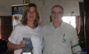 Suzana Poli, da Cabanha Santa Inês,  recebe a distinção pelos produtos  Brangus, de José Alcindo Ávila