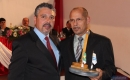 Vereador Dagberto entregou troféu a Hermes Garcia, na área Comunitária