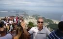 Francisco Rolim com a paisagem do Rio de Janeiro ao fundo