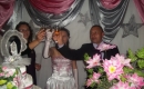 A aniversariante brindando com seus pais Simone e Valter