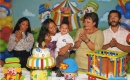 Na hora do parabéns, com a mãe e as avós Silvia e Nara, e o vô Carlos 