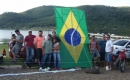 Rogério Martins e seus “auxiliares” na  fabricação da pandorga que foi um dos  destaques do festival, medindo 3m50 x 1m92, em homenagem a Copa do Mundo no Brasil