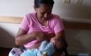 Ángel  Adrián, nació 12;40 por cesárea , en la foto junto a su mamá Cristina Saravia recibiendo su “gran primer” alimento de vida