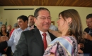 Glauber Lima recebe o carinho da esposa Varinea, primeira dama, após a posse