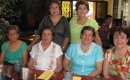  Felicidades a Marisa (parada derecha) que junto s us amigas salió a una cena 