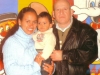 O aniversariante com a mãe Aline e o vovô Manoel 