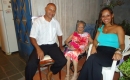 A aniversariante com seu pai e sua vó Elza Ferreira 