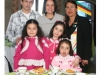 Paulo e Carmem Lúcia da Fontoura com as filhas Eduarda e Ana Laura, bem como a amiguinha Ana Laura (e) e a presidente da Casa da Amizade, Diná