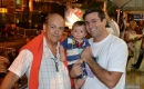 “Cacho” Conti junto a su hijo  Giovanni Conti y nieto 