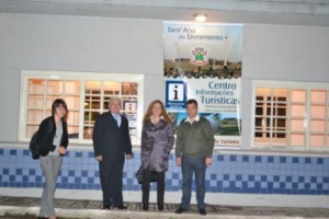 Ney Olivera, Abgail Pereira e Wainer Machado no Centro de Informações Turísticas