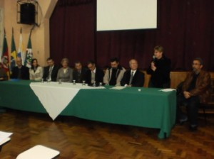 Autoridades brasileiras e uruguaias durante a mesa da Reunião Binacional de Integração Brasil-Uruguai, promovida na Unipampa