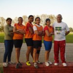 Natali, Franciele,Thaís,Tainara e Fernanda com o professor Charles David, da Escola Hector Acosta