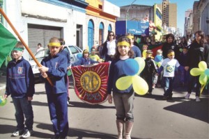 Escola participando do desfile cívico deste ano