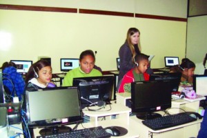 Alunos utilizando a sala de informática da escola