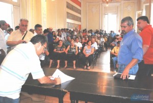 O ato da assinatura foi realizado no Salão Nobre do Palácio Moysés Vianna, contando com a presença de representantes do Poder Executivo Municipal e de pequenos produtores rurais de Livramento. Foto: MAURÍCIO MUNHOZ/ASCOM PM