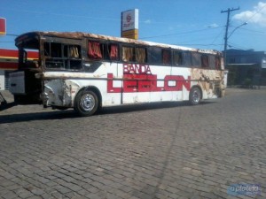 Ônibus da banda ficou com a lateral bastante destruída com o capotamento