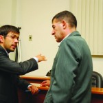 O advogado Filipe Góes, após a sentença, faz explanação ao réu Xirica