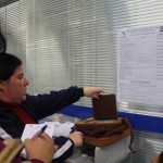 Na Caixa Federal, a equipe conferindo a urna antes da votação