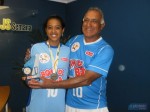 Professor Charles David e a aluna Lauren Silveira, eleita entre os 11 jogadores destaque do projeto Bom de Bola 2012