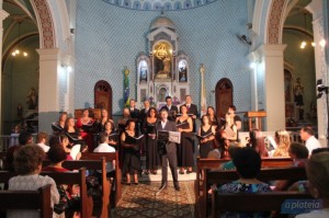 Público aplaudiu a apresentação do coral Municipal Ars Vivendi na noite de domingo, na Igreja Mastriz