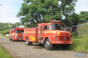 Dois caminhões foram mobilizados para a rua José Ferrão, no início da manhã de ontem, a tempo de controlar o início de incêndio