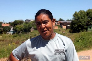 Moradora Catia Lorena, preocupada com a situação do matagal e de bichos na rua onde mora