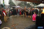 Sob guarda-chuvas, as autoridades, com a intensidade da 
precipitação, 
entoaram 
os Hinos na 
abertura da festa oficial dos gaúchos