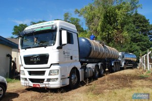 carretas cisternas abastecendo no Prado a fim de transportar agua para os reservatorios que ficam no elevado