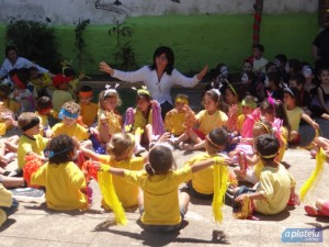 Niños interpretando Mariposa Amarilla.