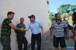 Prefeito Glauber Lima cumprimenta militares ao lado do diretor operacional janio chipollino