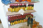 Diversas garrafas de cachaça foram encontradas na propriedade