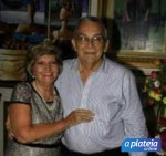 Celebrando 50 años de casados Mariana Y Rául, abrazos de sus hijos y nietos