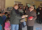 Nubia Har (e) recebendo as doações das mãos da presidente da Casa da Amizade, Zara Brandão